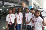 Nico Rosberg (Mercedes) mit indischen Kindern