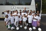 Nico Rosberg (Mercedes) mit indischen Kindern
