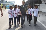 Nico Rosberg (Mercedes) mit indischen Kindern