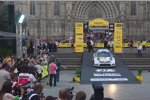 Sebastien Ogier (Volkswagen) rollt von der Startrampe