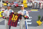 Sebastien Ogier und Julien Ingrassia präsentieren ein Trikot von Lionel Messi