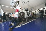 Jari-Matti Latvalas Volkswagen Polo R WRC im Service-Park