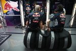 Red-Bull-Mechaniker verfolgen das Qualifying