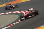 Fernando Alonso (Red Bull) vor Mark Webber (Ferrari) 
