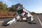 Andreas Mikkelsen (Volkswagen) versucht sich an einer Reparatur der Radaufhängung seines Polo R WRC