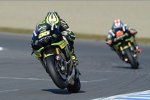 Cal Crutchlow vor Bradley Smith (Tech 3) 