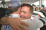 Volkswagen-Motorsport-Direktor Jost Capito freut sich mit Sieger Sebastien Ogier