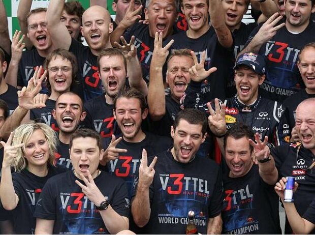 Christian Horner (Red-Bull-Teamchef), Adrian Newey (Technischer Direktor, Red Bull), Sebastian Vettel Christian Horner (Red-Bull-Teamchef), Adrian Newey (Technischer Direktor, Red Bull), Sebastian Vettel