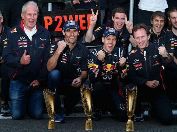 Adrian Newey (Technischer Direktor, Red Bull), Christian Horner (Red-Bull-Teamchef), Sebastian Vettel, Mark Webber, Helmut Marko (Red-Bull-Motorsportchef)