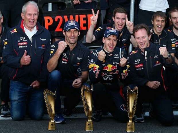 Adrian Newey (Technischer Direktor, Red Bull), Christian Horner (Red-Bull-Teamchef), Sebastian Vettel, Mark Webber, Helmut Marko (Red-Bull-Motorsportchef) Adrian Newey (Technischer Direktor, Red Bull), Christian Horner (Red-Bull-Teamchef), Sebastian Vettel, Mark Webber, Helmut Marko (Red-Bull-Motorsportchef)