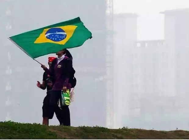 Titel-Bild zur News: Fans mit brasilianischer Flagge in Sao Paulo