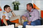 Paul di Resta (Force India) und sein Manager Richard Goddard 