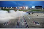 Jimmie Johnson (Hendrick) und der Sieger-Burnout