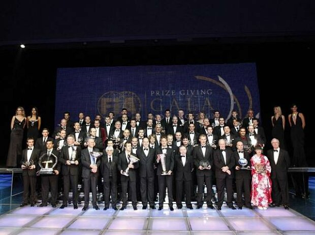 Titel-Bild zur News: Siegerfoto mit den Preisträgern der FIA