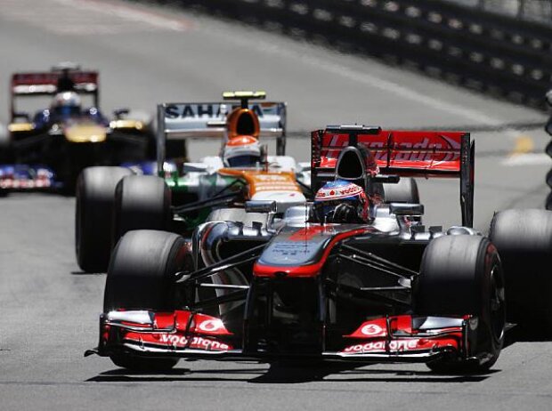 Adrian Sutil hinter Jenson Button