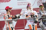 Daniel Pedrosa und Marc Marquez (Honda) feiern auf dem Podium