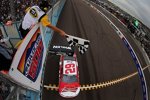 Kevin Harvick überquert die Ziellinie