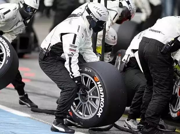 Titel-Bild zur News: Mechaniker bei Mercedes