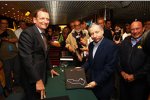 Jean Todt mit Autor Philip Newsome, der das Buch zum Macao-Jubiläum geschrieben hat