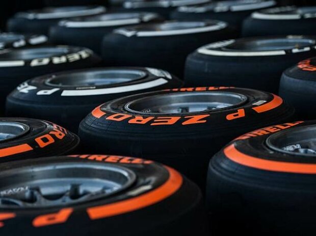 Titel-Bild zur News: Pirelli-Reifen im Fahrerlager von Austin