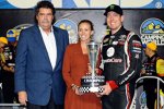Trucks: Kyle Busch und  Ehefrau Samantha feiern den Owner-Titel für Kyle Busch Motorsports, links NASCAR-Präsident Mike Helton