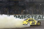 Joey Logano feiert den Ownertitel