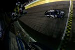 Geschafft: Jimmie Johnson (Hendrick) kreuzt als Neunter die Linie und ist zum sechsten Mal Champion 