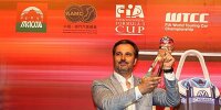 Bild zum Inhalt: WTCC-Siegerehrung in Macao: Muller erhält den WM-Pokal