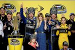 Champion Jimmie Johnson inmitten seiner Liebsten