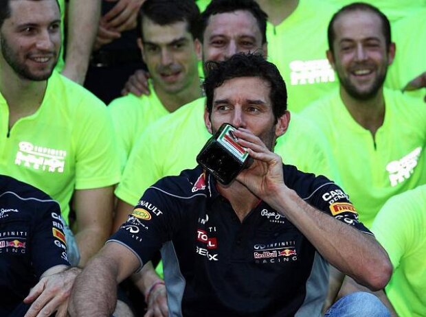 Titel-Bild zur News: Mark Webber trinkt Jägermeister