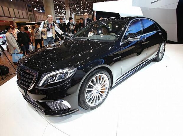 Premiere feiert das Zwölfzylinder-Modell mit 463 kW / 630 PS Leistung und 1000 Newtonmetern Drehmoment auf der Los Angeles Auto Show und der Tokyo Motor Show. Das stärkste Fahrzeug im Wettbewerbssegment beschleunigt in 4,3 Sekunden von null auf 100 km/h. Premiere feiert das Zwölfzylinder-Modell mit 463 kW / 630 PS Leistung und 1000 Newtonmetern Drehmoment auf der Los Angeles Auto Show und der Tokyo Motor Show. Das stärkste Fahrzeug im Wettbewerbssegment beschleunigt in 4,3 Sekunden von null auf 100 km/h.