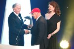 John Watson überreicht Niki Lauda die Auszeichnung