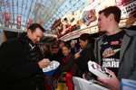 Kurt Busch (Furniture Row) gibt Autogramme