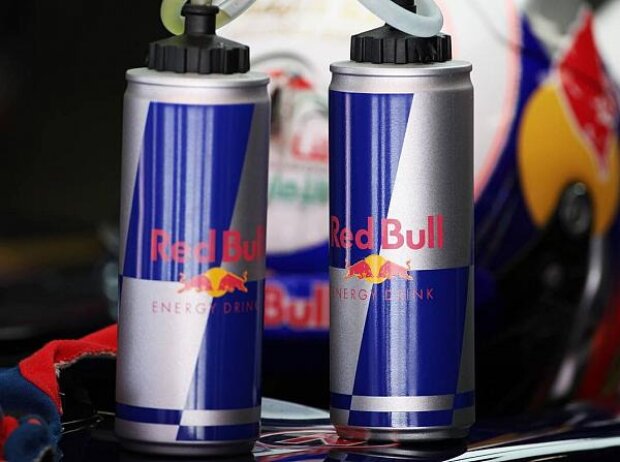 Titel-Bild zur News: Red-Bull-Dosen