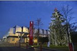 Ferrari in Weihnachtsstimmung: Vor dem Firmenrestaurant Il Podio steht ein Weihnachtsbaum der Stadt Bruneck