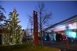 Ferrari in Weihnachtsstimmung: Vor dem Firmenrestaurant Il Podio steht ein Weihnachtsbaum der Stadt Bruneck