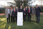 Fernando Alonso, Felipe Massa, Stefano Domenicali und Luca di Montezemolo (Ferrari) nehmen den Weihnachtsbaum von Vertretern der Stadt Bruneck in Empfang