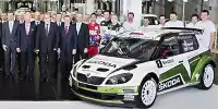 Bild zum Inhalt: Kopecky, Gill und Lappi mit Pokalen im Skoda-Stammwerk