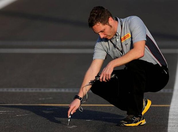 Titel-Bild zur News: Pirelli Techniker Ingenieur Reifen Temperatur Messung