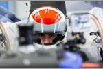 Sitzanpassung von Adrian Sutil (Sauber) in Hinwil