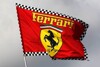 Bild zum Inhalt: Ferrari-Fans pilgern an Schumachers 45. Geburtstag zur Klinik