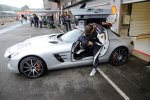 Bernd Mayländer steigt ins Safety-Car, ein Mercedes-Benz SLS AMG