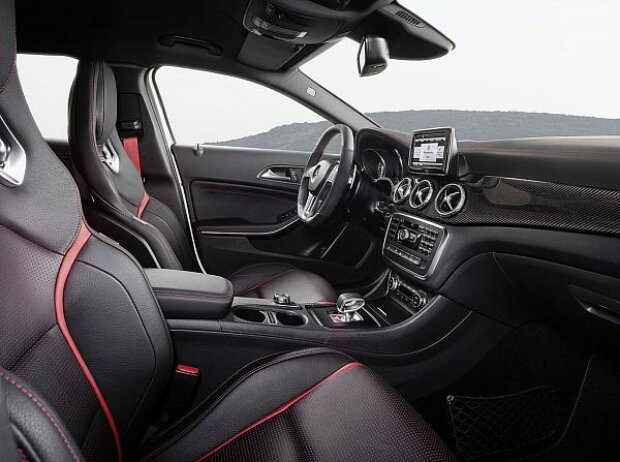 Mercedes-Benz GLA 45 AMG Cockpit