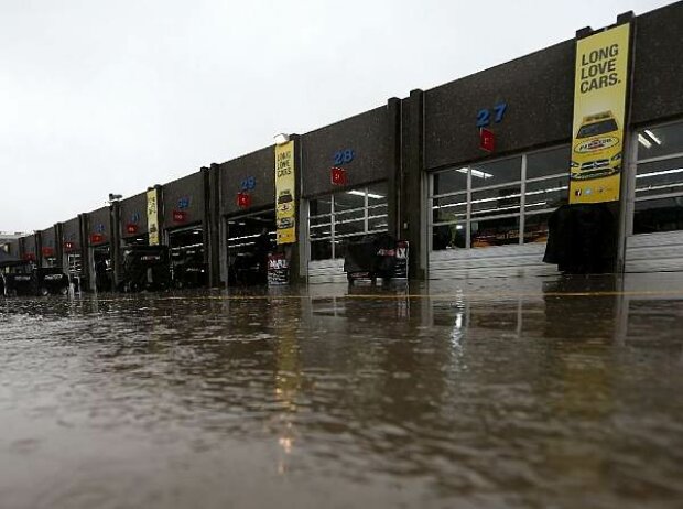 Titel-Bild zur News: Die Boxengasse des Charlotte Motor Speedway im Dauerregen