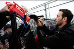 Jimmie Johnson (Hendrick) gibt Autogramme