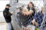 Matt Kenseth (Gibbs) schreibt Autogramme