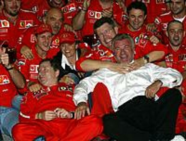 Michael Schumacher und das Ferrari-Team beim Feiern Michael Schumacher und das Ferrari-Team beim Feiern