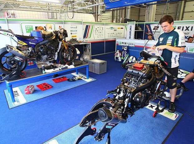 Arbeiten in der Box von Crescent-Suzuki Arbeiten in der Box von Crescent-Suzuki