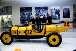 Die vier aktuellen Indy-500-Sieger vor dem Marmon Wasp, dem allerersten Siegerauto im Indy 500