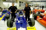 Helio Castroneves und Juan Pablo Montoya vor dem Penske-Siegerauto von 1972, das damals Mark Donohue fuhr